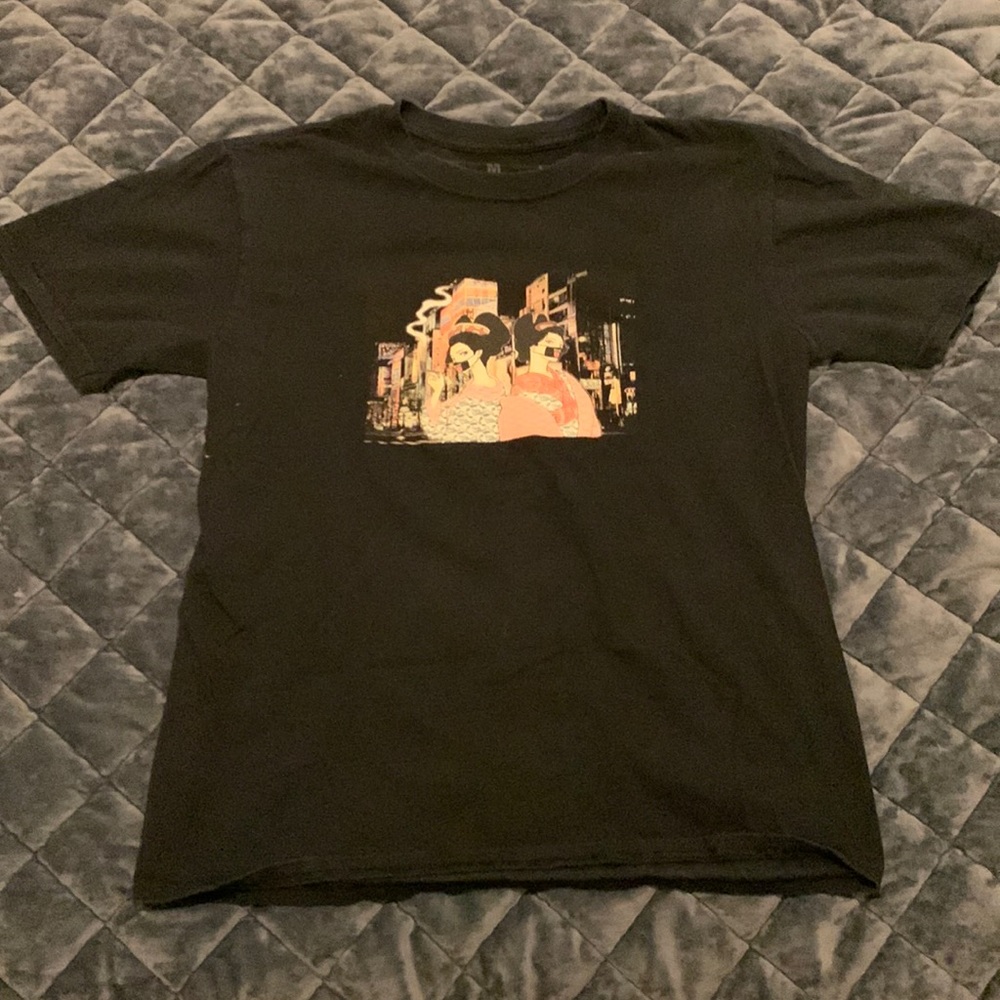 Black tee with modern art print